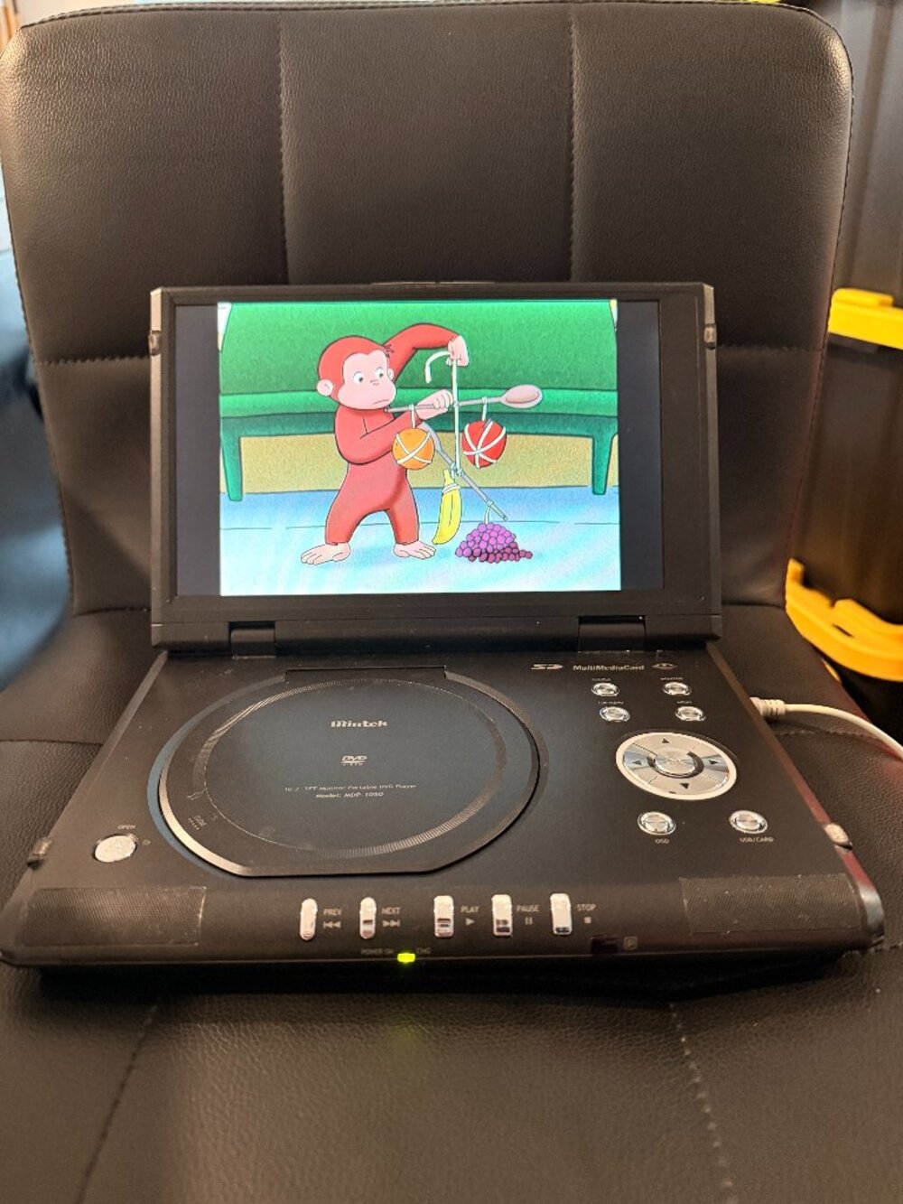 Mintek MDP-1050 10.2" TFT Portable DVD Player Tested Remote Battery 20 DVDs